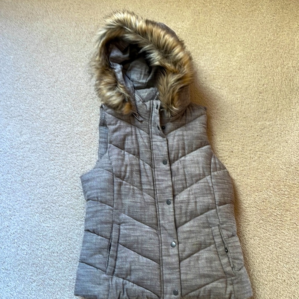 Gap vest with detachable hood